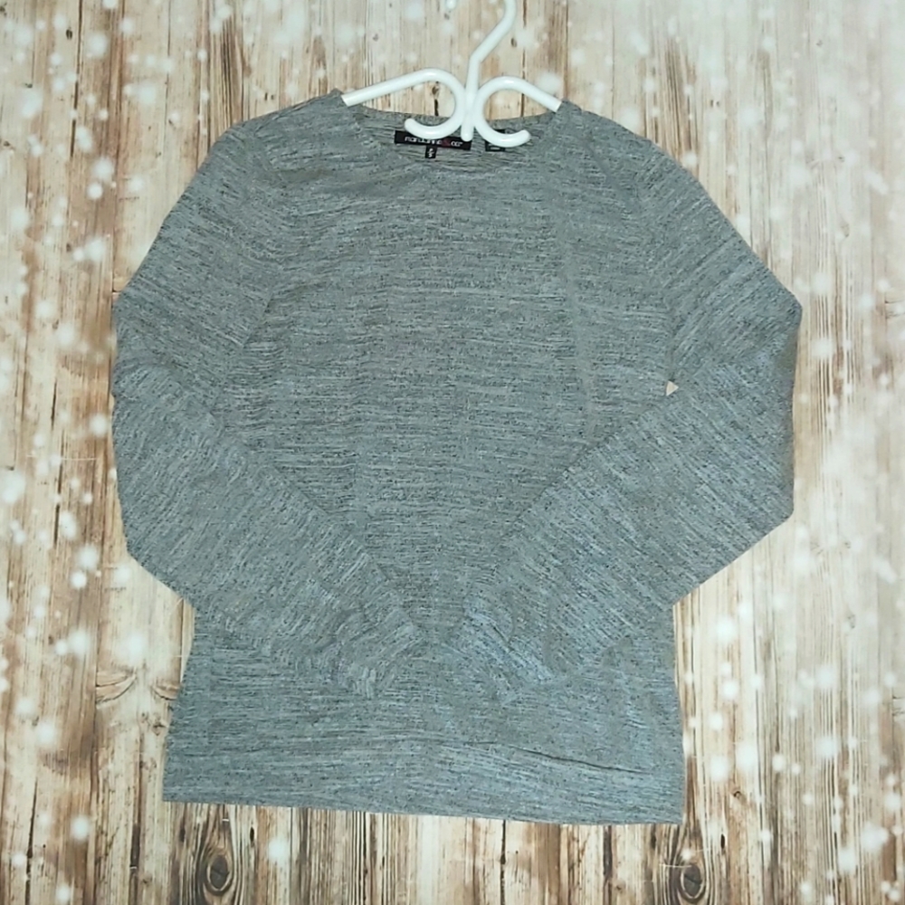 Long sleeve grey shirt with detakled sleeve